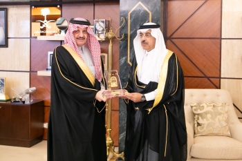 أمير الشرقية يستقبل مدير الإدارة الإقليمية لهيئة الزكاة والضريبة والجمارك بالمنطقة
