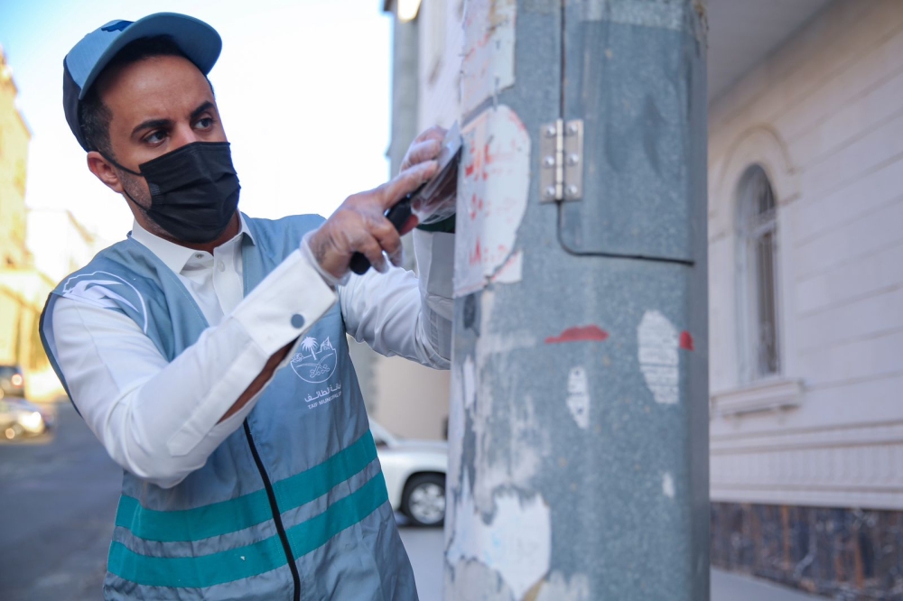 جانب من حملة إزالة التشوهات البصرية- اليوم