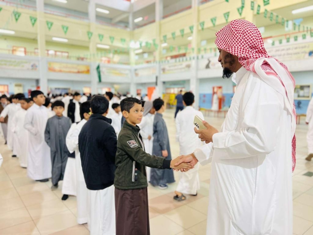 مدارس الأحساء تستقبل طلابها بالهدايا