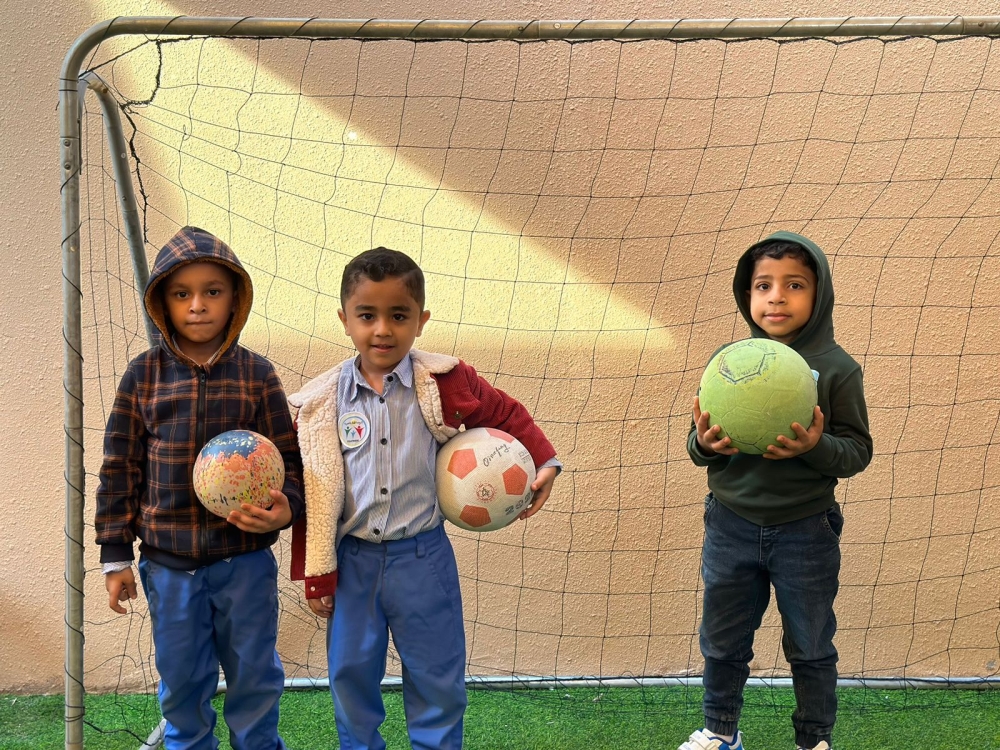 مدارس الأحساء تستقبل طلابها بالهدايا
