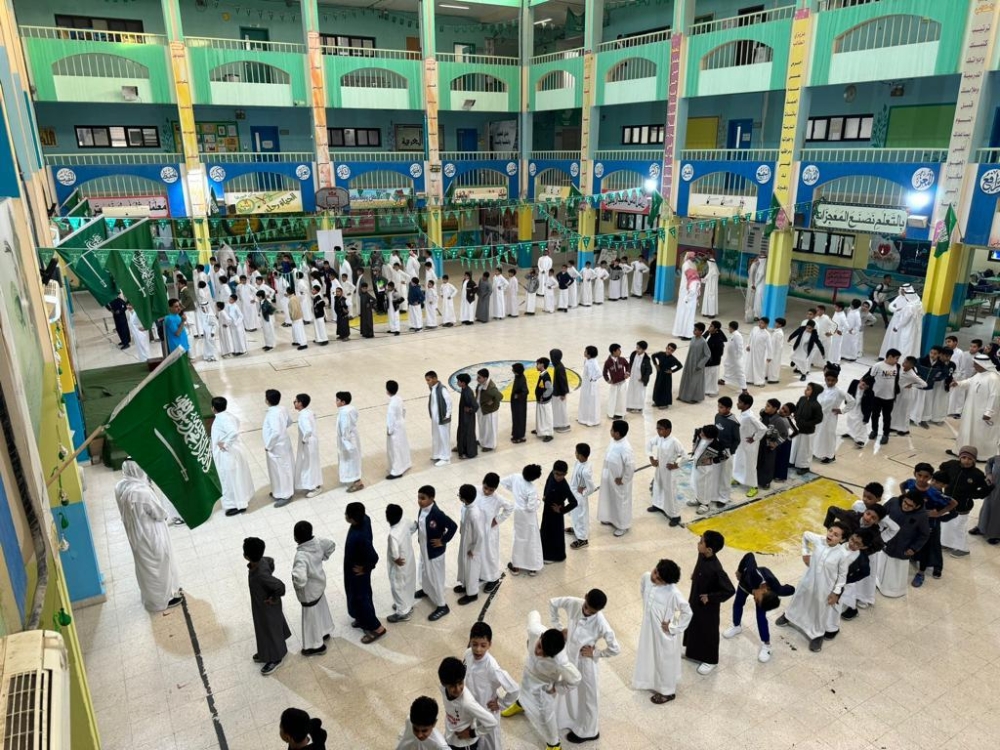 مدارس الأحساء تستقبل طلابها بالهدايا