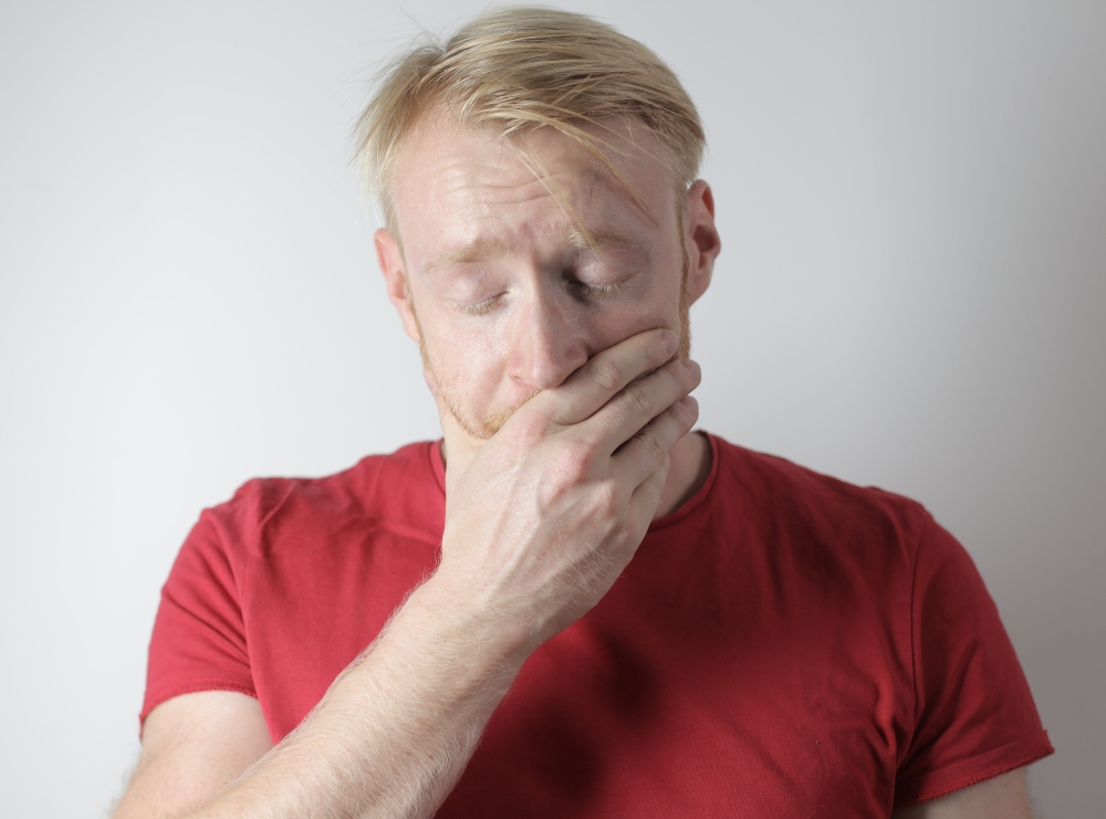 الأعراض والأسباب.. ما هو شلل الأحبال الصوتية؟