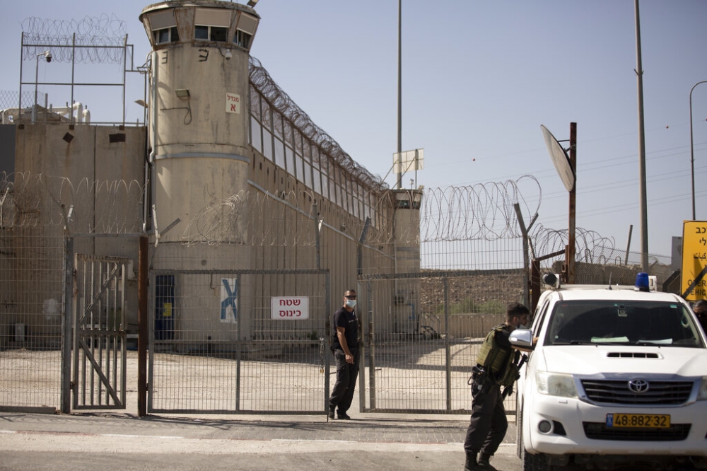 هيئة الأسرى: الاحتلال ينتقم من المعتقلين الفلسطينيين في سجونه