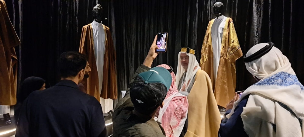 زوار مهرجان الأحساء يطلعون نوادر البشوت الحساوية