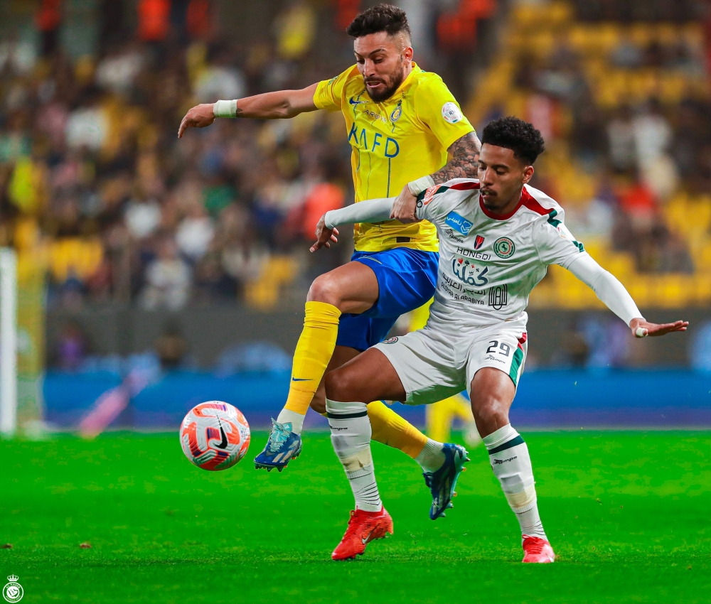 أليكس تيليس.. ظهير النصر الهداف