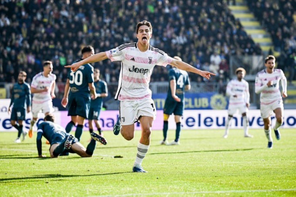 يوفنتوس يهزم فروزينوني في الدوري الإيطالي
