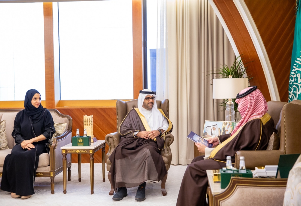 أمير المنطقة الشرقية خلال استقباله الهيئة العامة للإحصاء