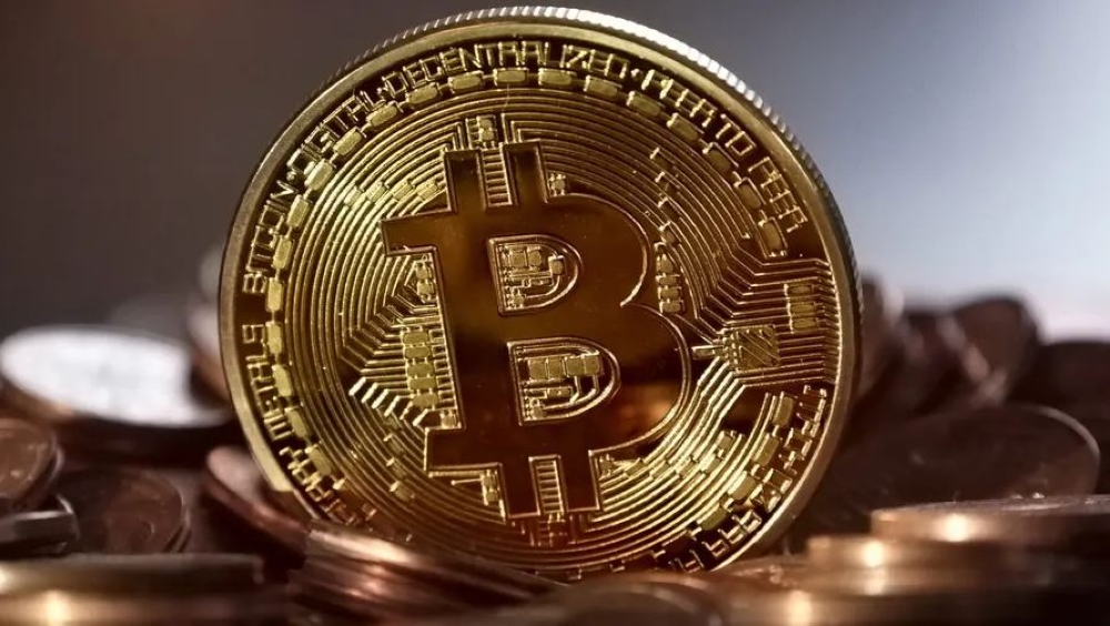 «بيتكوين» تستعيد قوتها وتتخطى 44 ألف دولار