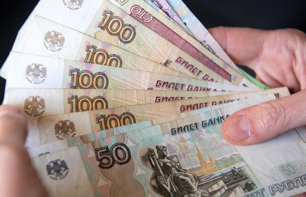 انخفاض سعر الروبل الروسي أمام الدولار واليورو