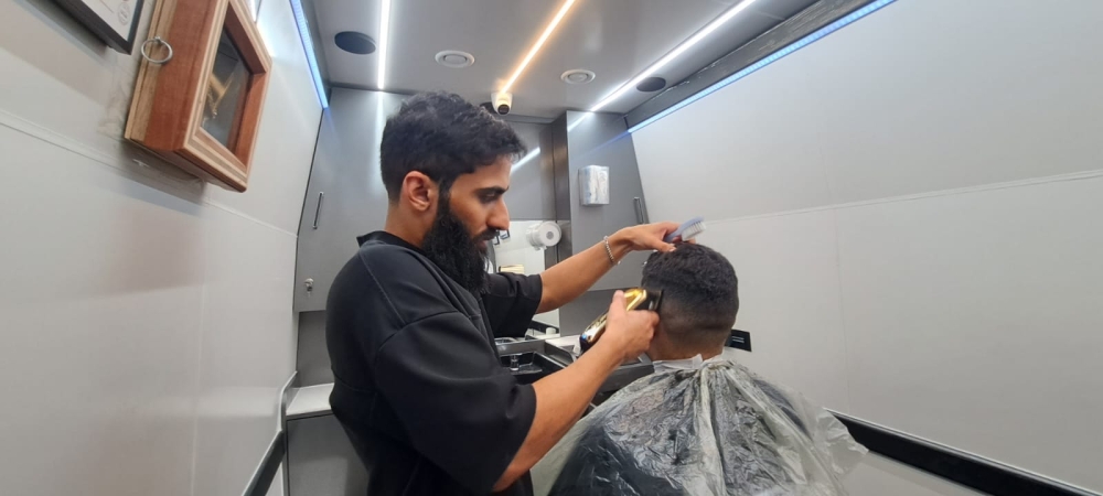 محمد المهدي يمارس عمله في العربة