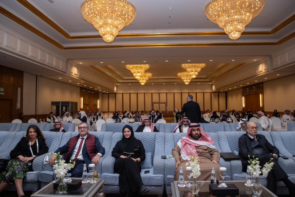 بن جلوي يفتتح ندوة الإعلام والصحافة الرياضية الدولية