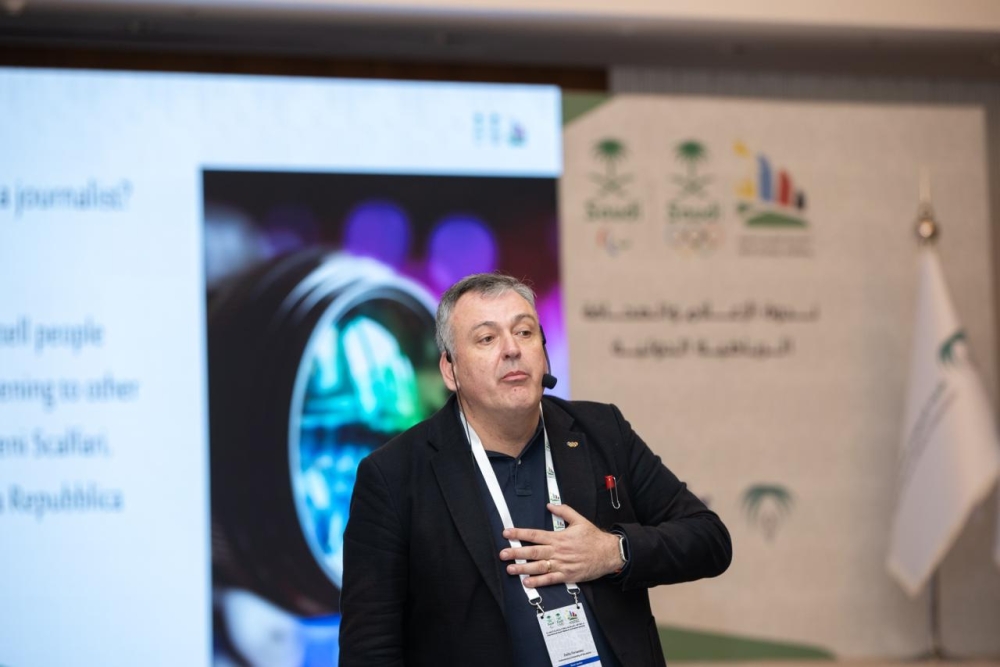 بن جلوي يفتتح ندوة الإعلام والصحافة الرياضية الدولية