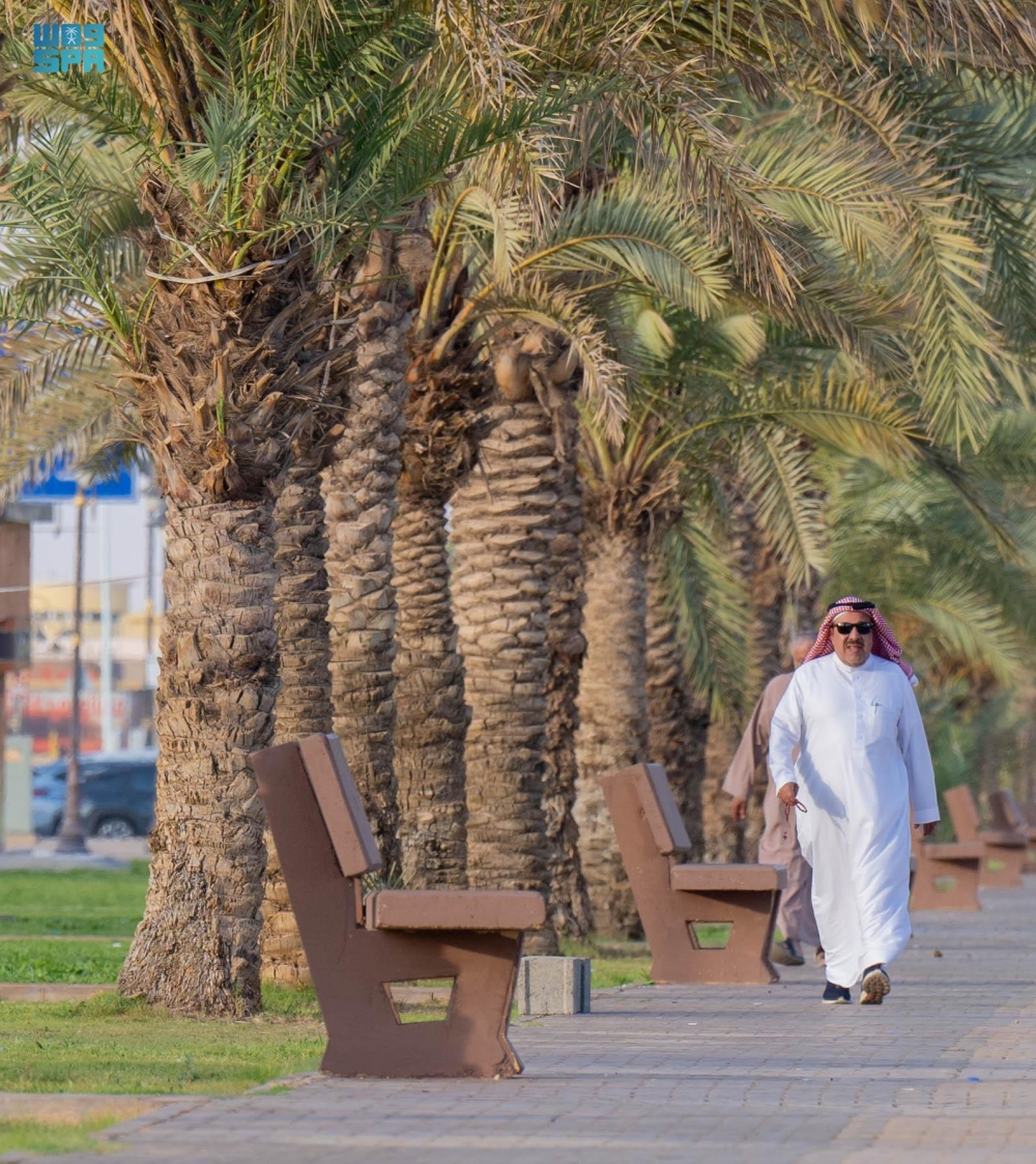 اعتدال الأجواء يجذب مرتادي مضامير المشاة بعرعر- واس