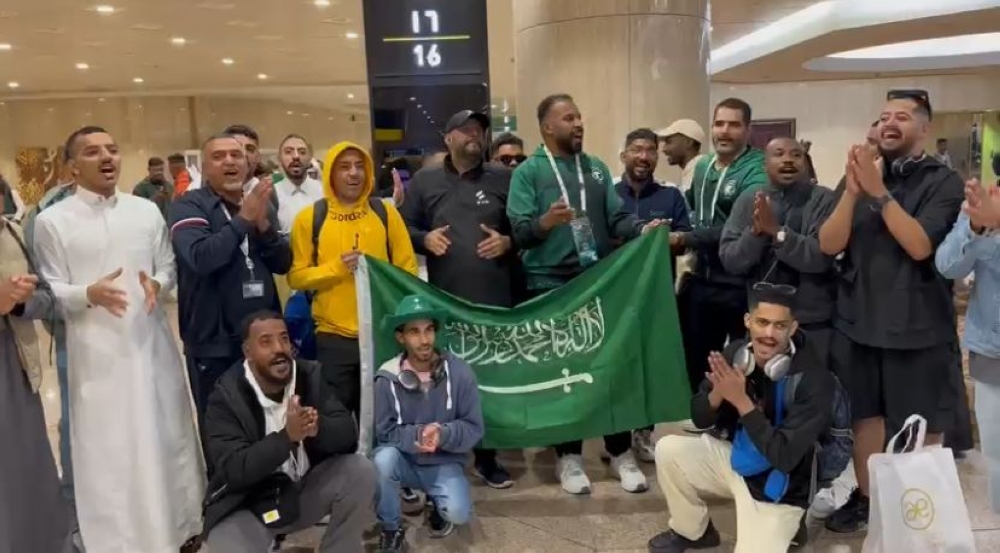 بأهازيج خاصة.. جماهير الأخضر تُغادر الدمام إلى قطر