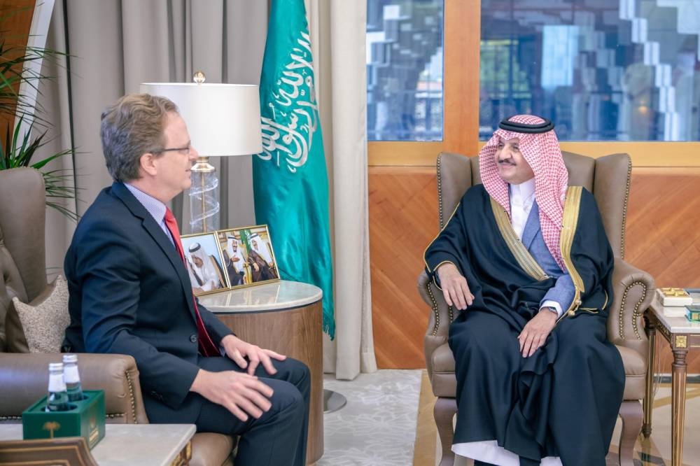 أمير الشرقية خلال استقباله سفير كندا لدى المملكة