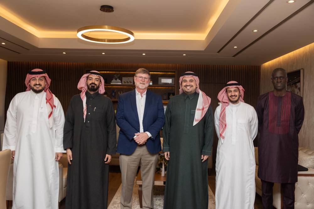 بن جلوي يجتمع برئيس الاتحاد الدولي للكيرلينج