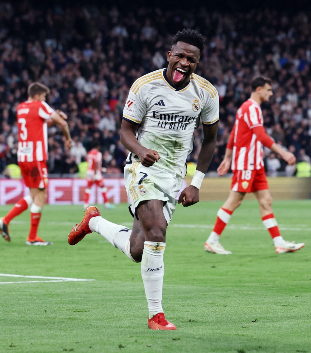 بريمونتادا مثيرة أمام ألميريا .. ريال مدريد ينفرد بصدارة الدوري الإسباني