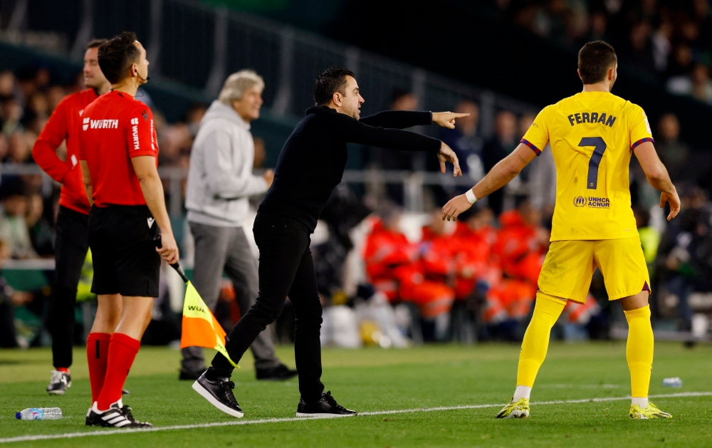 برشلونة يفوز على بيتيس برباعية في الدوري الإسباني