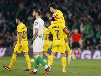 برشلونة يفوز على بيتيس برباعية في الدوري الإسباني