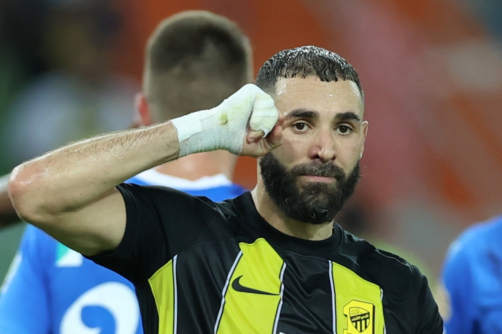 بنزيما يرد على أنباء رحيله عن الاتحاد