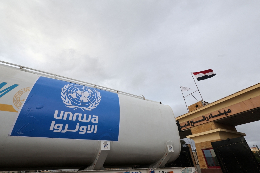 شاحنة وقود تابعة للأونروا تعبر معبر رفح لإمداد الشعب الفلسطيني في غزة- رويترز