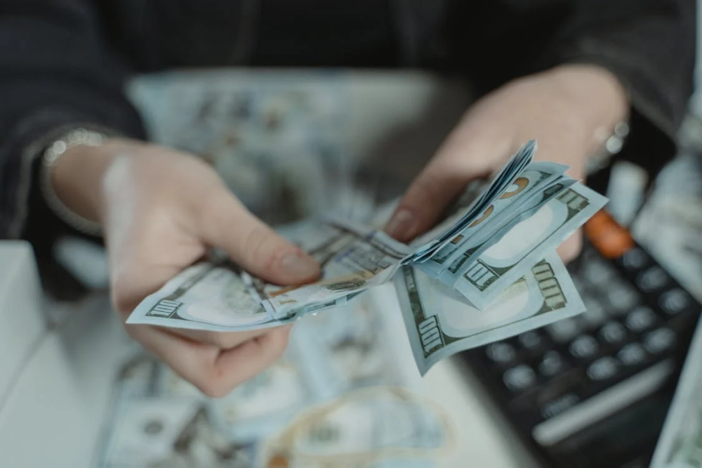 الدولار يتجه لأول انخفاض أسبوعي هذا العام - مشاع إبداعي