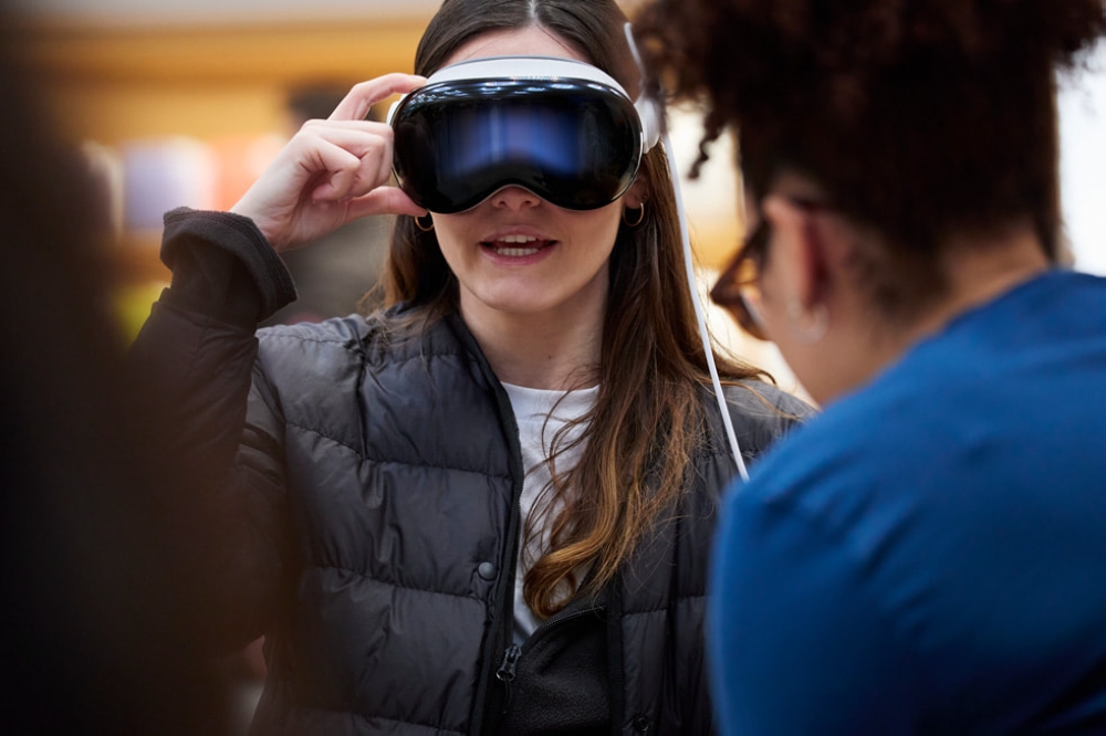 Apple Vision Pro تمزج المحتوى الرقمي مع العالم المادي بسلاسة