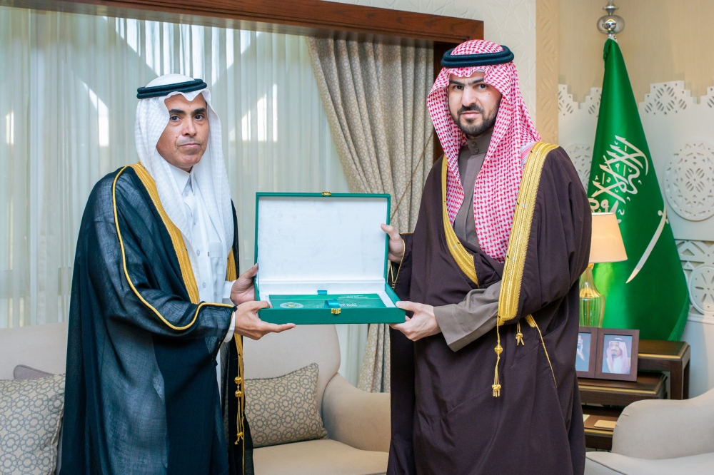 نائب أمير الشرقية خلال استقباله مدير مكافحة المخدرات بالمنطقة