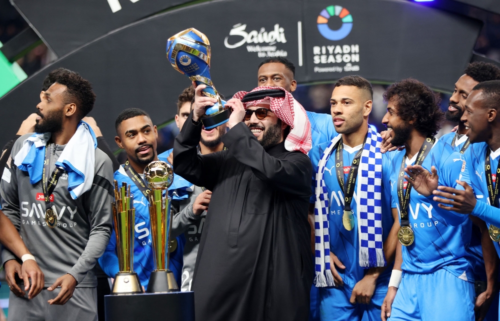 الهلال يرفع كأس موسم الرياض ويُسيطر على الجوائز