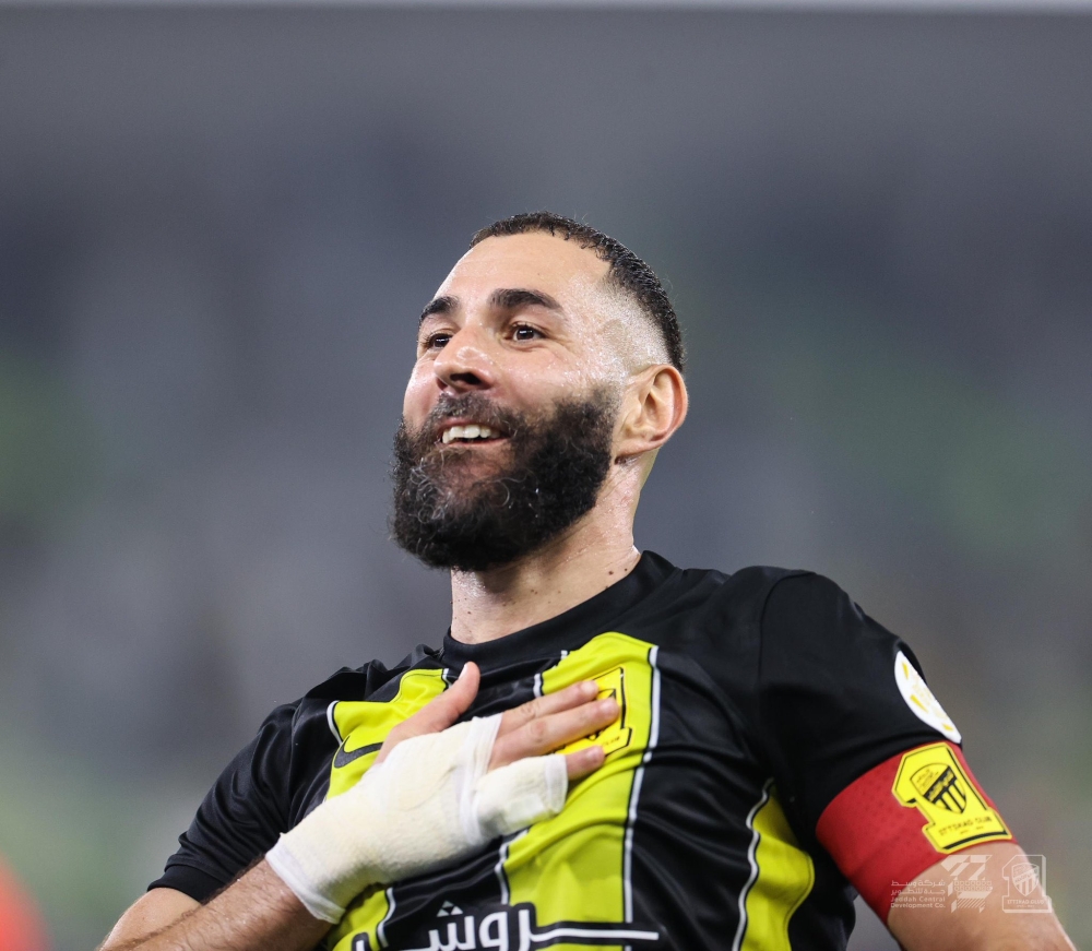 بنزيما ينهي جدل رحيله عن الاتحاد