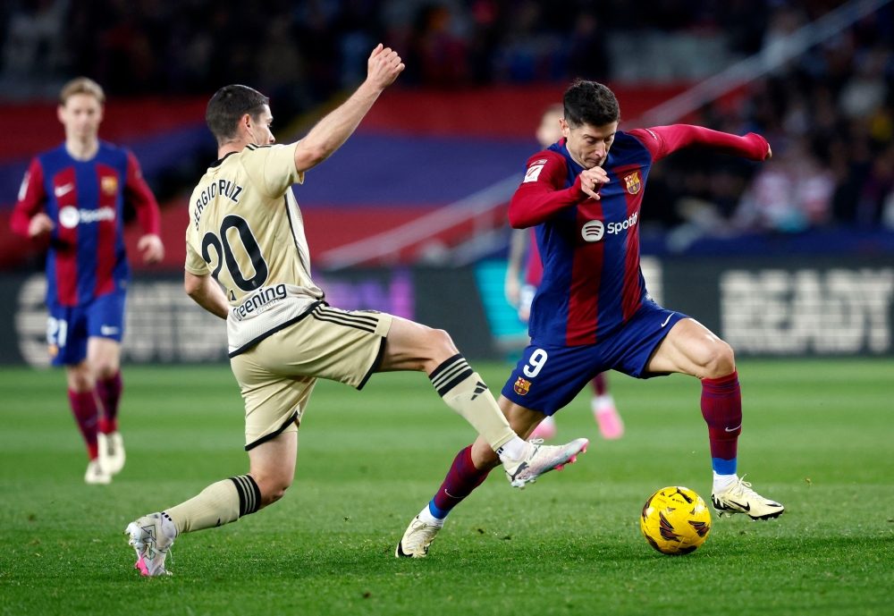 برشلونة يتعادل مع غرناطة 3-3 بالدوري الإسباني