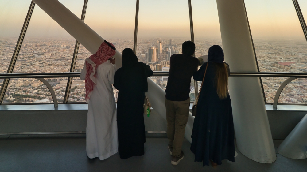 يوفر جسر المشاهدة إطلالة بانورامية رائعة على العاصمة - روح السعودية