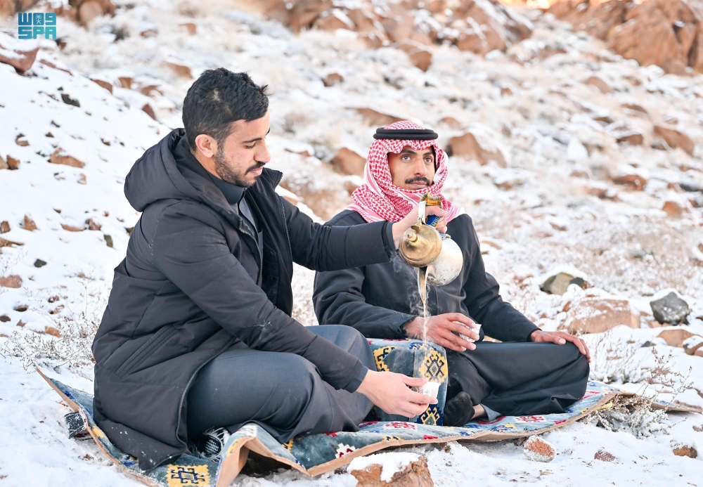 شاهد| الثلوج تنثر البياض على قمم جبال 