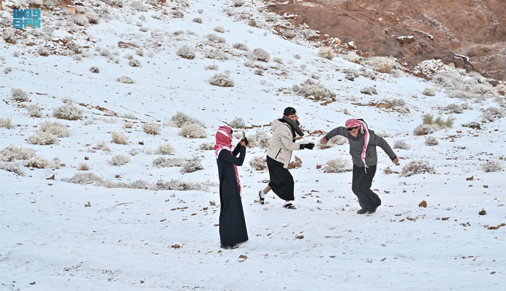 شاهد| الثلوج تنثر البياض على قمم جبال 