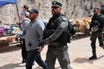 شرطي بالاحتلال يعتقل فلسطينيا- د ب أ