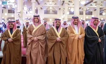 أمير الرياض يؤدي صلاة الميت على الأمير ممدوح بن سعود وخالد السيف - واس