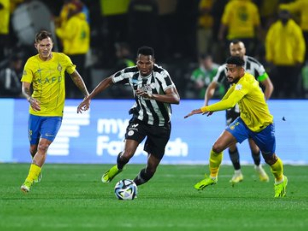 النصر يواصل مطاردة الهلال بثلاثية الشباب