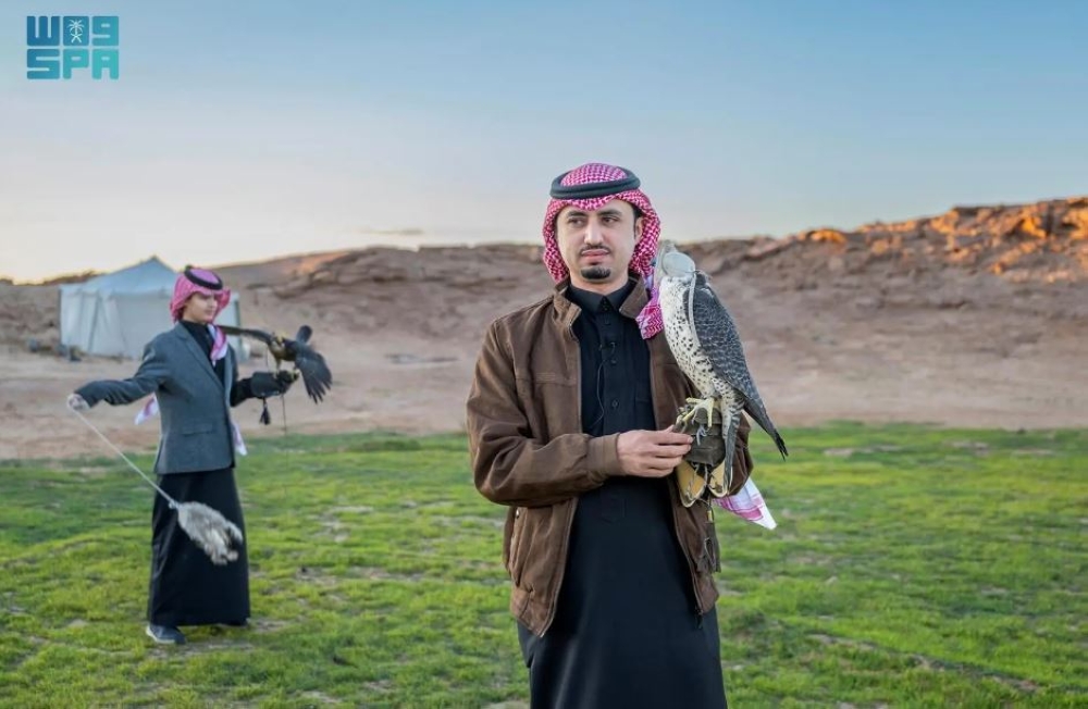 فترة المقيض.. تجذب هواة القنص والصيد بالصقور في الجوف