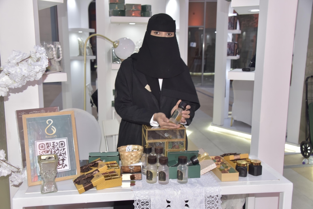 تطورت ندى في عملها باستحداث أفكار جديدة في صناعة البخور - اليوم