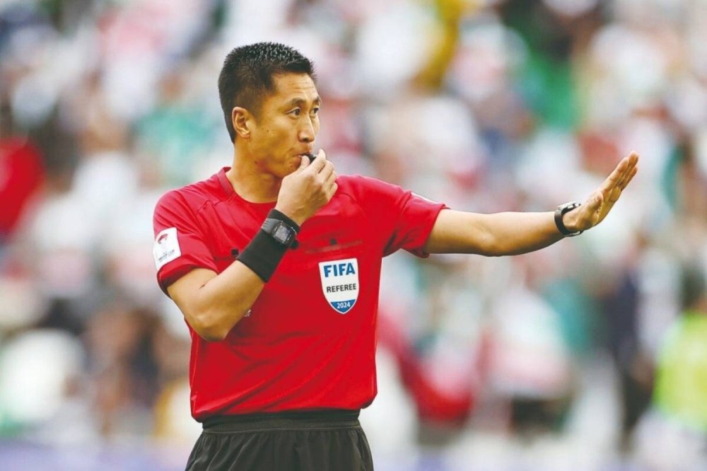 حكم الهلال والاتحاد.. مدرس العلوم عاشق البطاقات الملونة