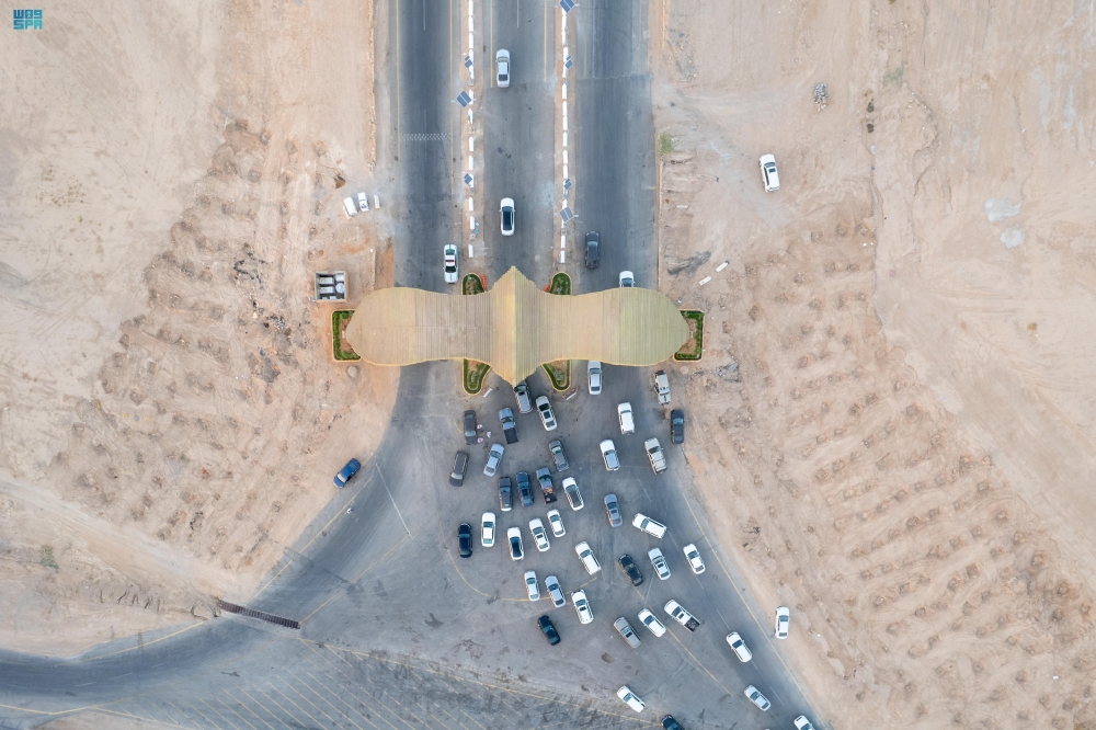 الصقر العملاق يلفت أنظار زوار مؤتمر
