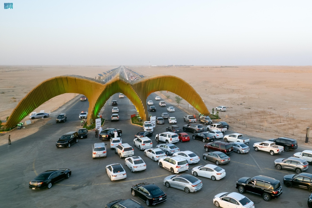 الصقر العملاق يلفت أنظار زوار مؤتمر