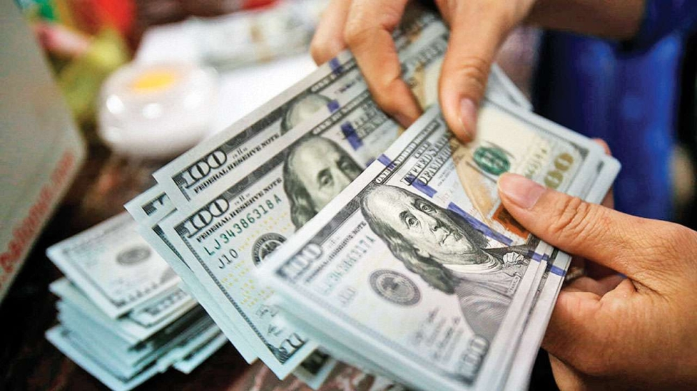 الدولار يتراجع أمام معظم العملات الرئيسية