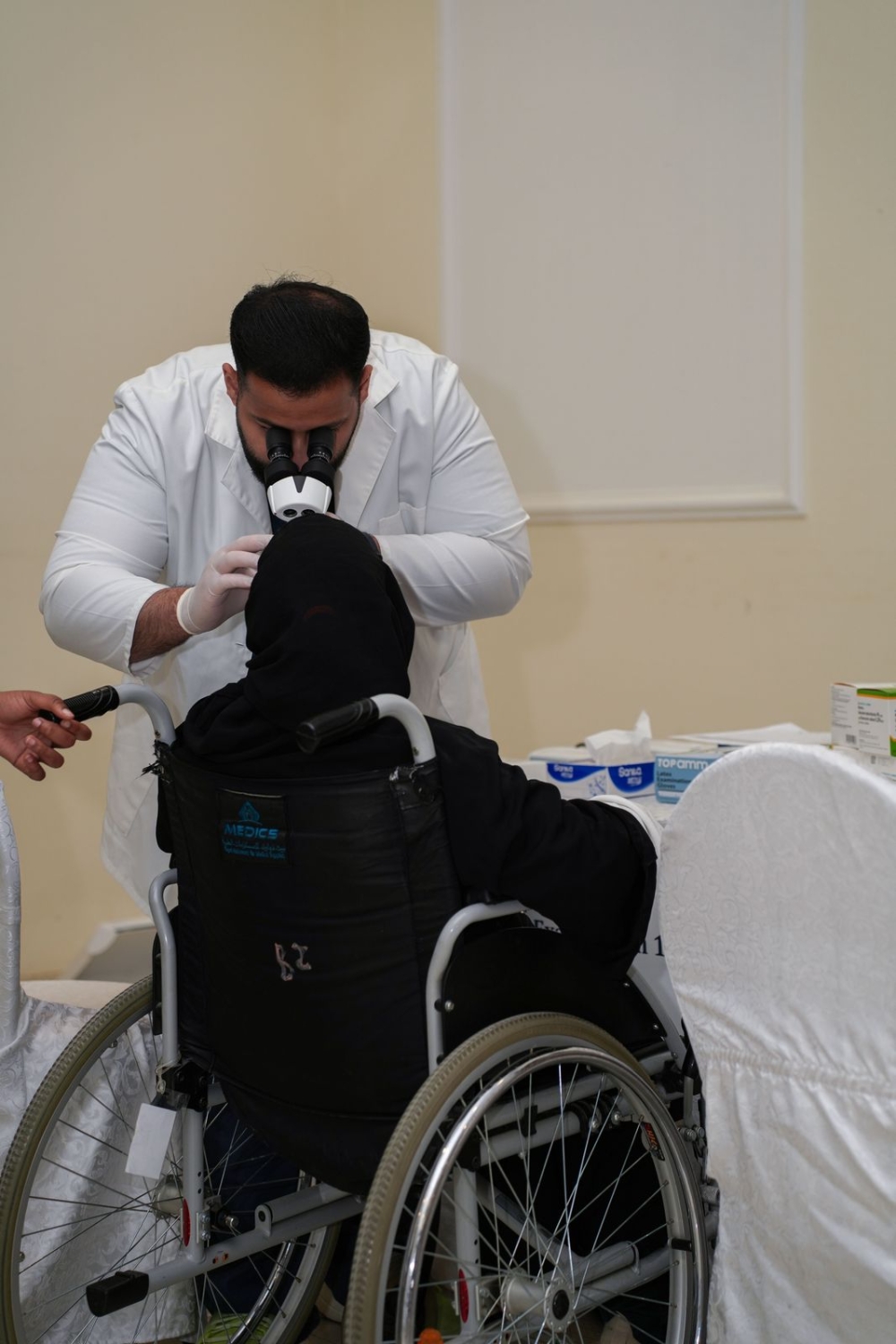 جانب من الحملة التطوعية للكشف المبكر عن ”الجلوكوما“ في الرياض