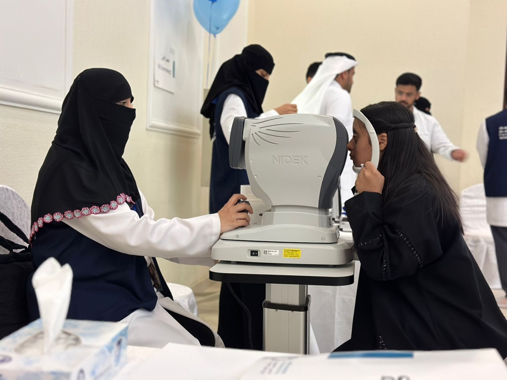 جانب من الحملة التطوعية للكشف المبكر عن ”الجلوكوما“ في الرياض