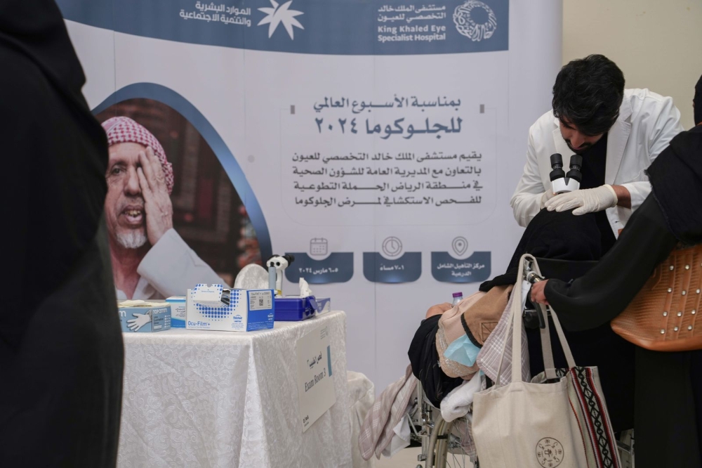 جانب من الحملة التطوعية للكشف المبكر عن ”الجلوكوما“ في الرياض