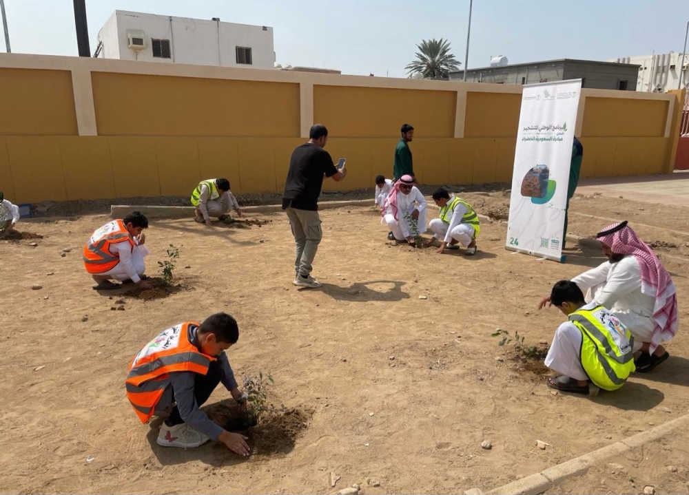 مشاركة طلابية في التشجير 