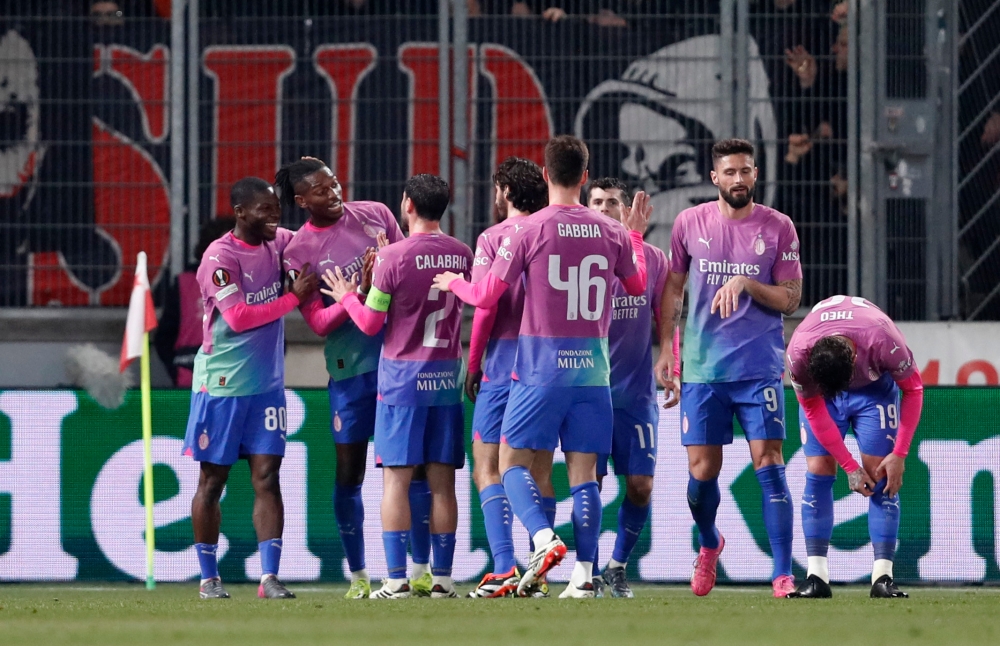 ميلان يفوز على سلافيا براج ويتأهل بالدوري الأوروبي