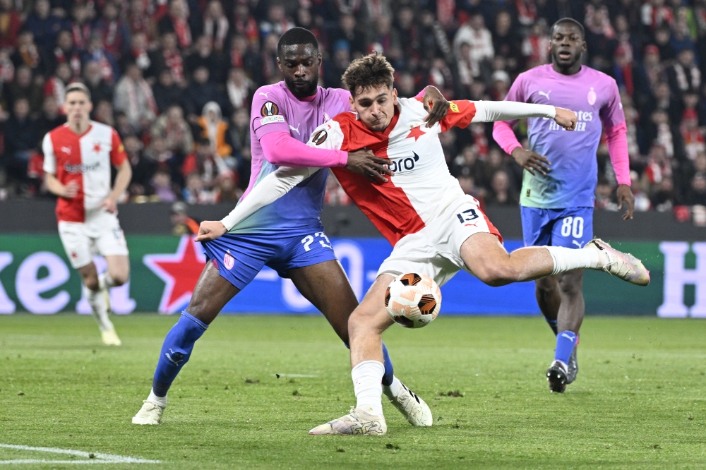 ميلان يفوز على سلافيا براج ويتأهل بالدوري الأوروبي