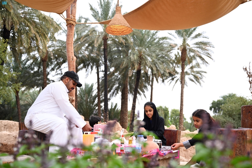 نخيل العلا.. مقصد السيّاح ومتنفس الأهالي في رمضان